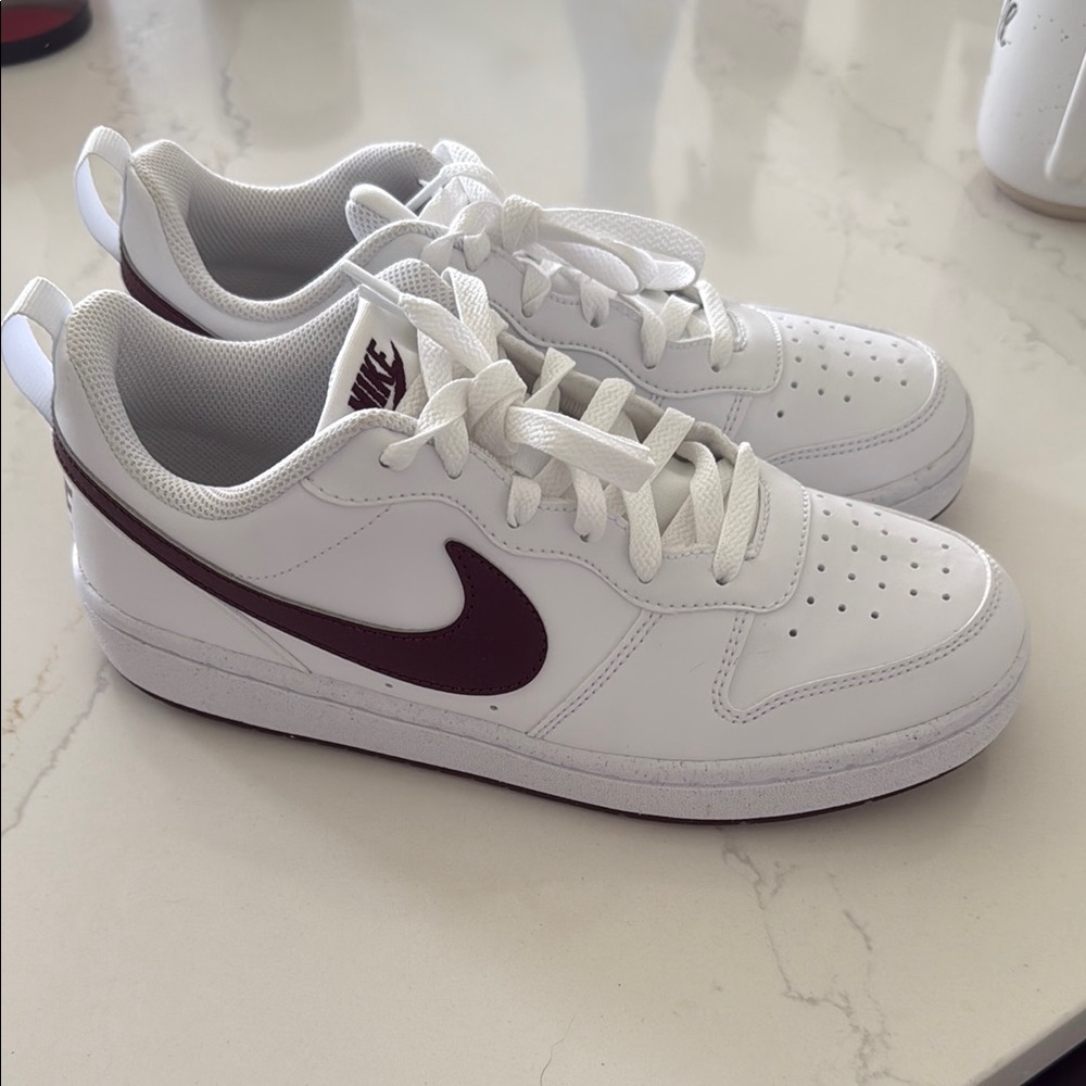 Nike White and Red Sneakers Classic Design
